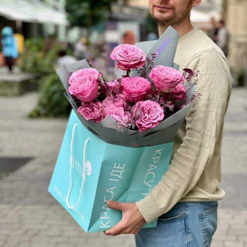 11 піоновидних троянд Queens Crown у букеті «Темний аметист»