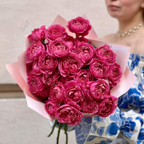 Яскравий букет із кущової піоновидної троянди Juliet «Малинова ніч»