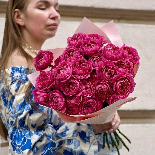 Яркий букет из кустовой пионовидной розы Juliet «Малиновая ночь»