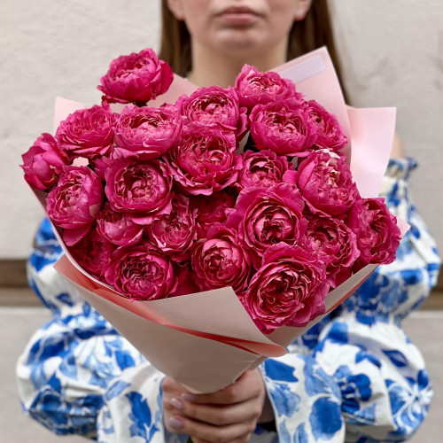 Яркий букет из кустовой пионовидной розы Juliet «Малиновая ночь»