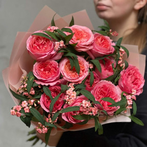 Півонієвидна троянда Pink X-Pression та еуфорбія у букеті «Рожеве диво»