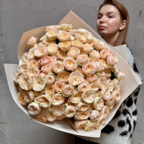 45 гілок кущової піоновидної троянди Darlington у букеті «Розкішний крем»