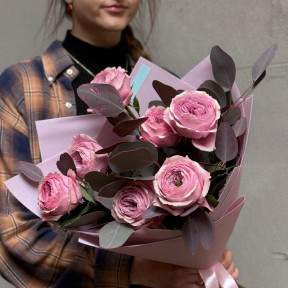 7 ексклюзивних піоновидних троянд Peony Kiss у букеті «Аромат зефіру»