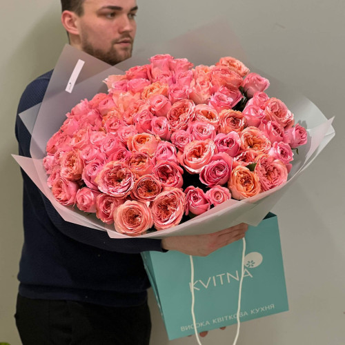 75 рожевих піоновидних троянд у букеті «Світанкове море»