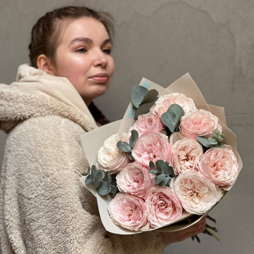 11 піоновидних троянд Tsumugi з евкаліптом у букеті «Вишуканий подарунок»