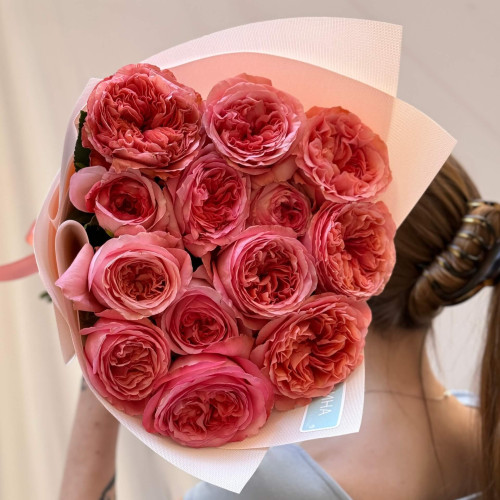 13 розовых пионовидных роз Pink и Candy X-Pression в букете «Цветочное кружево»