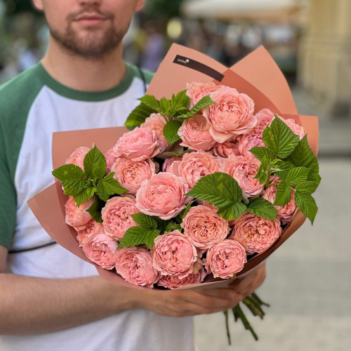 9 веток кустовой пионовидной розы Джульетта в букете «Спелые персики»