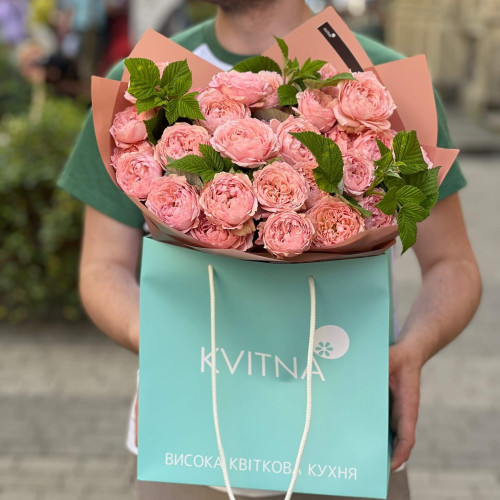 9 веток кустовой пионовидной розы Джульетта в букете «Спелые персики»