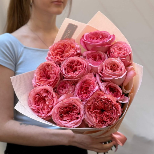 13 розовых пионовидных роз Pink и Candy X-Pression в букете «Цветочное кружево»