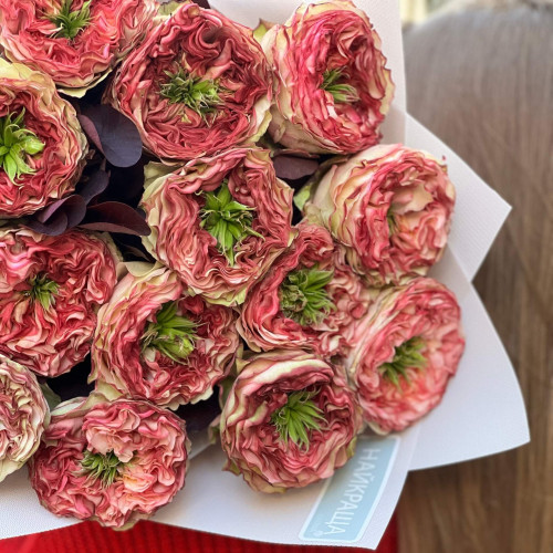 Интересный букет из 15-ти роз Charming Corneille «Сердце Корнелии»