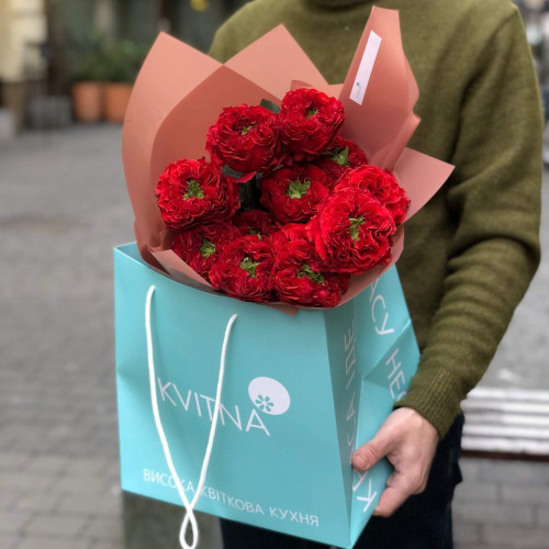 Яркий букет из пионовидных роз Red Eye «Страсть в глазах»