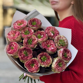 Интересный букет из 15-ти роз Charming Corneille «Сердце Корнелии»