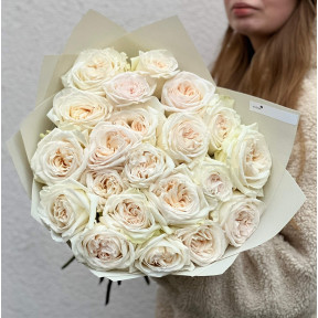 21 ароматна півонієвидна троянда White O'Hara у букеті «Найніжніший парфум»