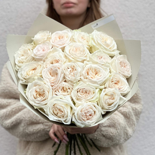21 ароматна півонієвидна троянда White O'Hara у букеті «Найніжніший парфум»