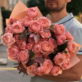 11 гілок кущової півонієвидної троянди Juliet у букеті «Абрикосовий джем»