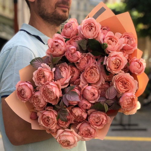 11 гілок кущової півонієвидної троянди Juliet у букеті «Абрикосовий джем»