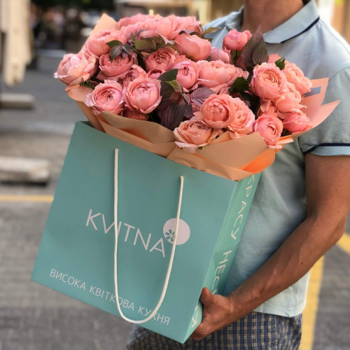 11 гілок кущової півонієвидної троянди Juliet у букеті «Абрикосовий джем»