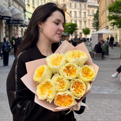 9 піоновидних троянд Antonia у букеті «Сонячне мереживо»