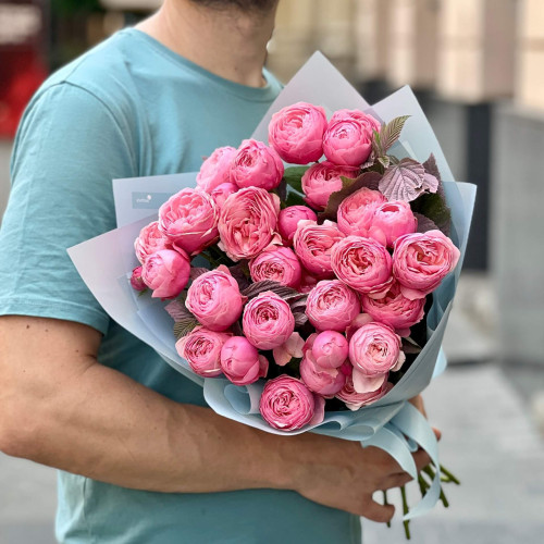 Яскравий букет з кущової піоновидної троянди «Літній смаколик»