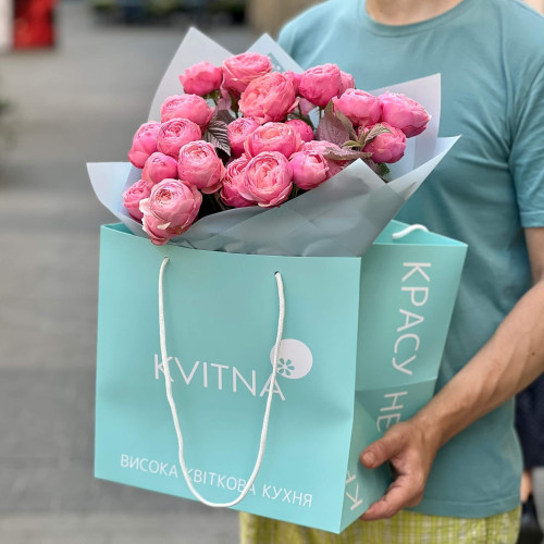 Яскравий букет з кущової піоновидної троянди «Літній смаколик»