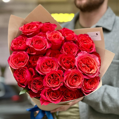 23 троянди Dark X-Pression у букеті «Пристрасна пелюсточка»