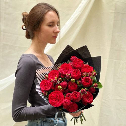 13 піоновидних троянд у букеті «Розкішна Piano»