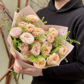 5 гілок кущової піоновидної троянди у букеті «Ніжна Катерина»