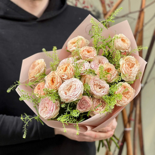 5 гілок кущової піоновидної троянди у букеті «Ніжна Катерина»