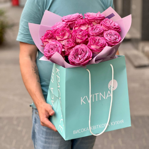 13 троянд Queens Crown у букеті «Ягідна карамель»