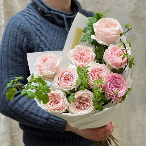 9 Tsumugi peony roses in a bouquet «Royal Ice cream»
