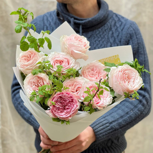 9 Tsumugi peony roses in a bouquet «Royal Ice cream»