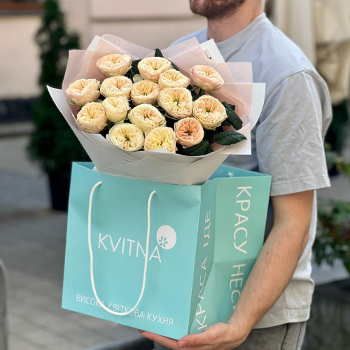 15 піоновидних троянд Stanley Abbey у букеті «Крем Брюле»