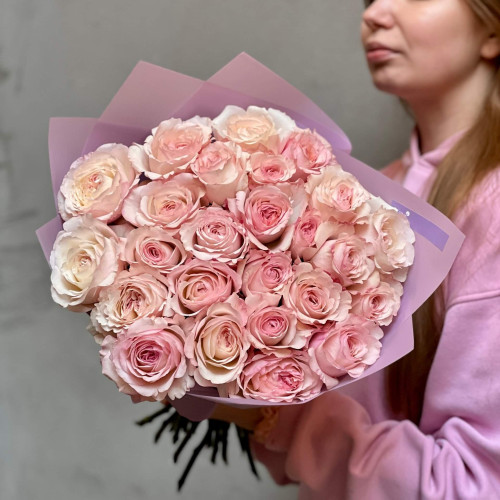 25 преміальних піоновидних троянд сорту Keira у букеті «Ароматний оберемок»