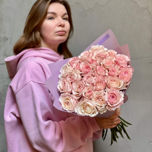 25 преміальних піоновидних троянд сорту Keira у букеті «Ароматний оберемок»