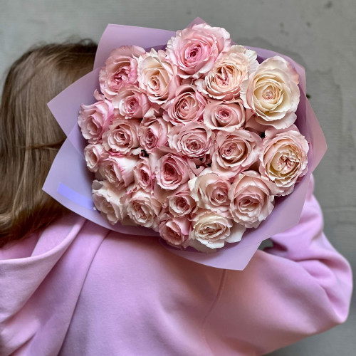 25 преміальних піоновидних троянд сорту Keira у букеті «Ароматний оберемок»