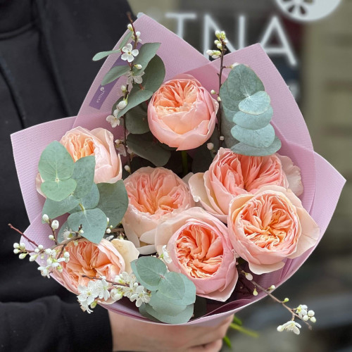 7 піоновидних троянд Juliet у букеті «Тендітний цвіт»