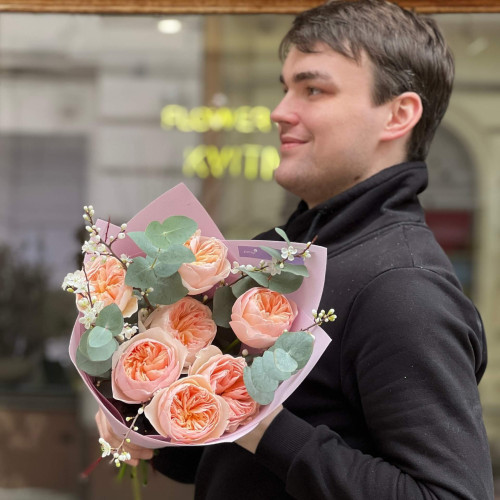7 піоновидних троянд Juliet у букеті «Тендітний цвіт»
