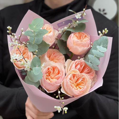 7 піоновидних троянд Juliet у букеті «Тендітний цвіт»