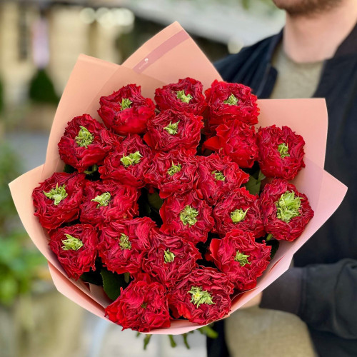 21 піоновидна троянда сорту Red Eye у букеті «Пристрасний погляд»