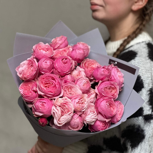 7 веток кустовой пионовидной розы Silva Pink в букете «Малиновая конфетка»