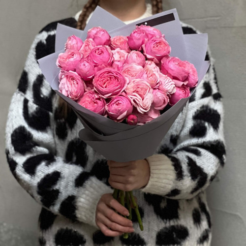 7 веток кустовой пионовидной розы Silva Pink в букете «Малиновая конфетка»