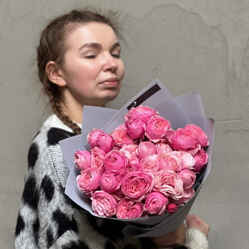 7 веток кустовой пионовидной розы Silva Pink в букете «Малиновая конфетка»