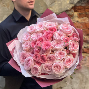 Ніжний ароматний букет із 25 піоновидних троянд «Рожеві сновидіння»