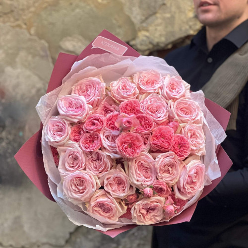 Ніжний ароматний букет із 25 піоновидних троянд «Рожеві сновидіння»