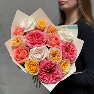 Яскравий мікс із 15 піоновидних троянд «Мрії Надії»