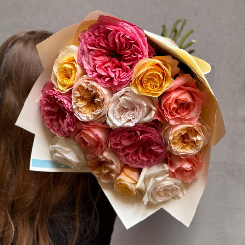 Яскравий мікс із 15 піоновидних троянд «Мрії Надії»