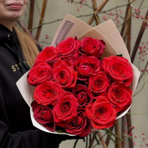 Мікс із двох сортів розкішних піоновидних троянд у букеті «Червоні проблиски»