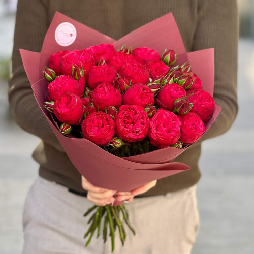 19 гілочок кущової троянди Red Piano у букеті «Люблю тебе!»