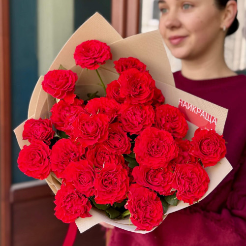 Яскравий букет із кущової піоновидної троянди «Полумʼяна пристрасть»