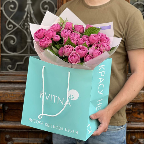 11 веток кустовой пионовидной розы Misty Bubbles в букете «Лесная малина»